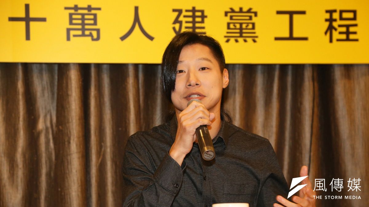 翻轉政治、翻轉選舉不再是紙上談兵,第三勢力紛紛推出人選。圖為將投入大安區立委選舉的閃靈主唱林昶佐。(資料照片/楊子磊攝) 翻轉政治、翻轉選舉不再是紙上談兵,第三勢力紛紛推出人選。圖為將投入大安區立委選舉的閃靈主唱林昶佐。(資料照片/楊子磊攝)