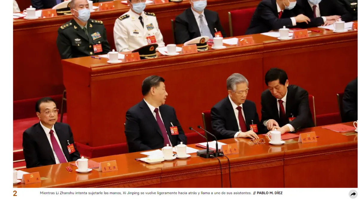 胡錦濤想翻看文件,卻被栗戰書制止。(翻拍自西班牙報紙ABC網站) 胡錦濤想翻看文件,卻被栗戰書制止。(翻拍自西班牙報紙ABC網站)