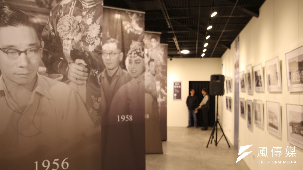 「白克導演的一生」特展現場以巨幅布幔重現當年台語電影拍攝現場。(文化部提供) 「白克導演的一生」特展現場以巨幅布幔重現當年台語電影拍攝現場。(文化部提供)