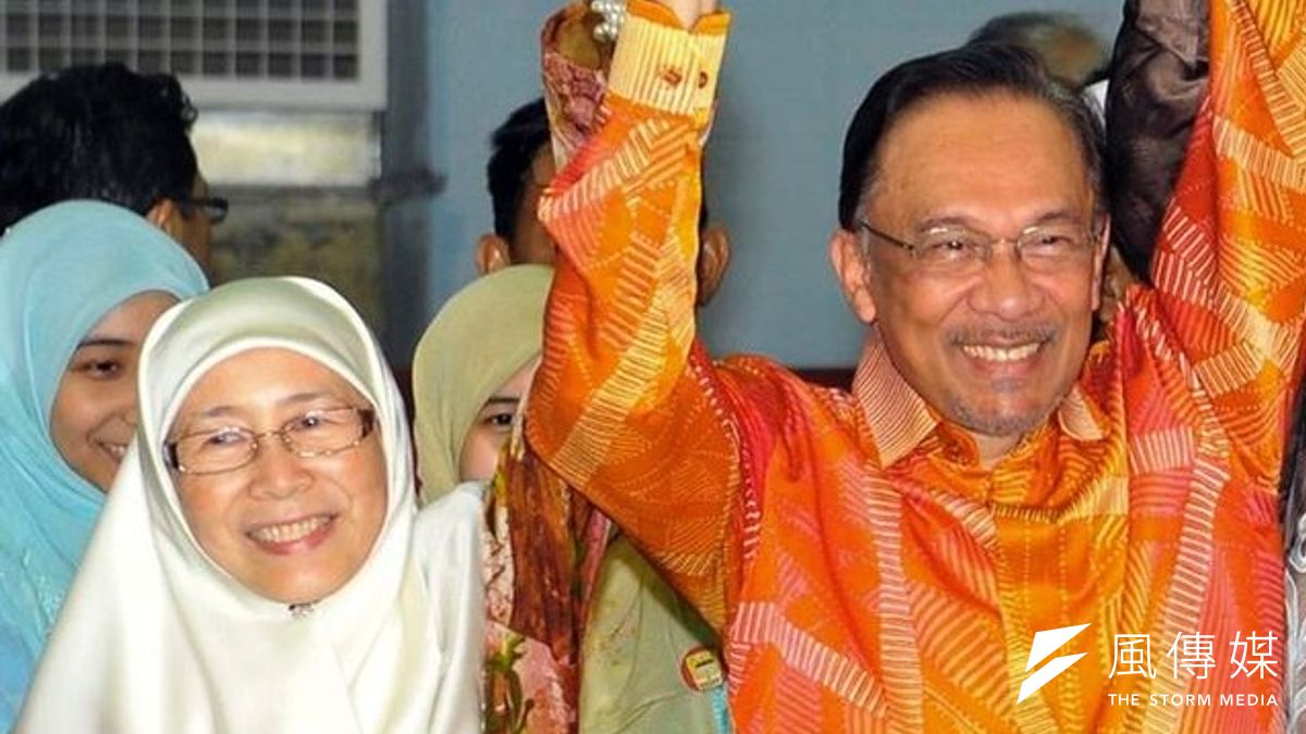 大馬反對黨領袖安華(右)妻子阿茲旺莎(左)代夫出征,23日贏得議員選舉。(美聯社) 大馬反對黨領袖安華(右)妻子阿茲旺莎(左)代夫出征,23日贏得議員選舉。(美聯社)