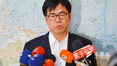 民進黨高雄市長候選人陳其邁受訪時表示,1998年時,國民黨黨主席吳敦義在擔任高雄市長任內還曾為了端午節划龍舟、當時水又髒又臭而道歉。(資料照,盧逸峰攝)