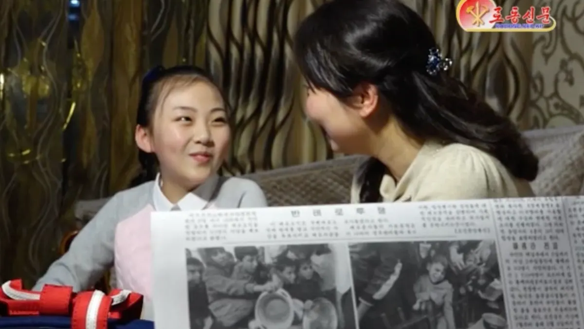 2025年3月25日,北韓官媒《勞動新聞》發佈的一則大外宣影片〈截然不同的現實〉,對比北韓境內幸福的家庭與報紙(右下角)刊出的加薩人道慘況。(擷取自《勞動新聞》)