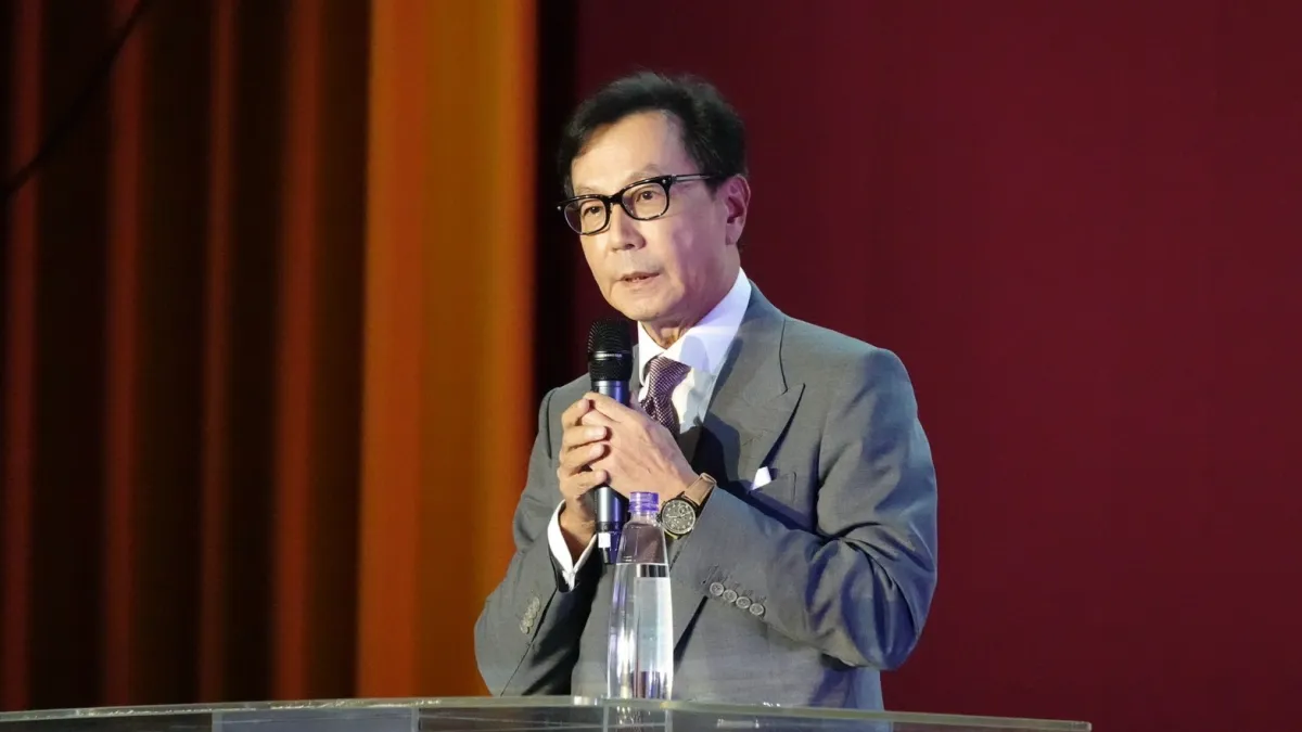 富邦集團董事長蔡明忠8日演講前曾向侯文詠、蔡康永討教該跟年輕人說什麼,最後決定用自己風格說想講的話。(東海大學提供)