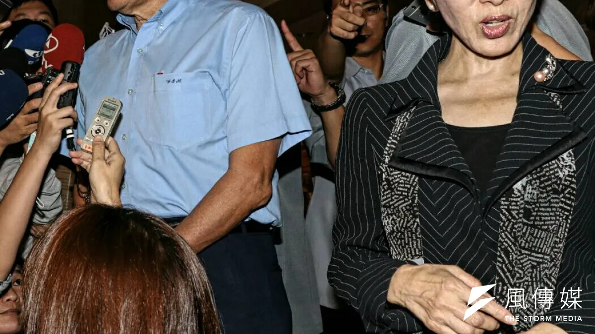 前總統馬英九宴請昔日黨職幹部,馬離去前接受訪問,國民黨主席洪秀柱則閃身離開,據了解馬洪二人在席間為了「一中各表」針鋒相對。(蘇仲泓攝)