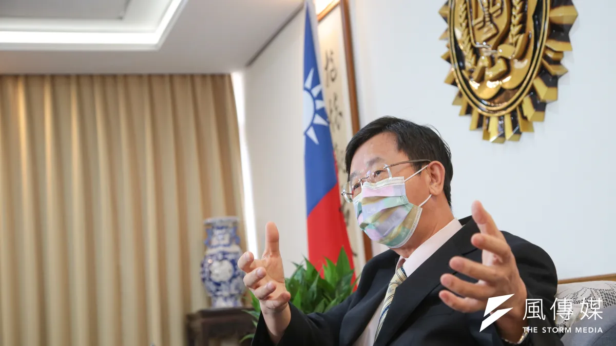 兩岸情勢升溫,法務部調查局長呂文忠接受《新新聞》專訪時透露,對岸的網路駭侵、假訊息認知戰早已「行之有年」,到今年9月底,調查局辦的案件數與去年比已經翻倍了。(顏麟宇攝)