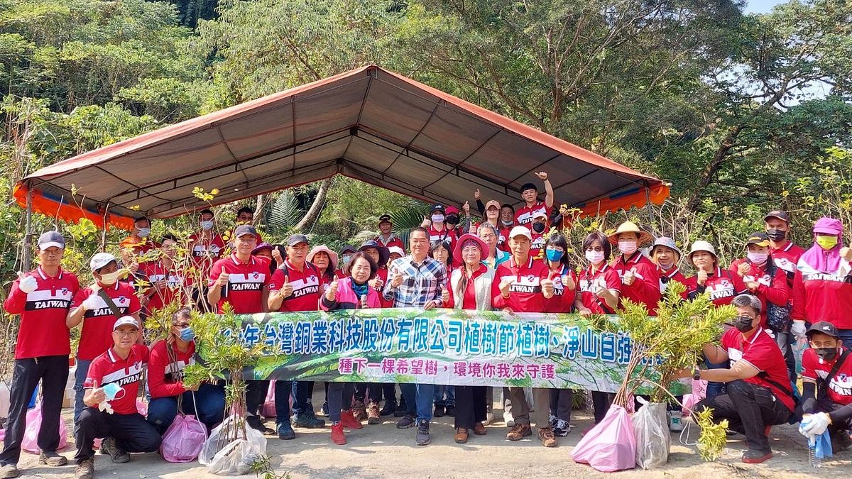 台灣銅業科技董事長魏千芸(中)親自率領全體夥伴,一同攜手種下五百多棵樹苗,以行動呼應植樹造林和碳排淨零。(圖/業者提供) 台灣銅業科技董事長魏千芸(中)親自率領全體夥伴,一同攜手種下五百多棵樹苗,以行動呼應植樹造林和碳排淨零。(圖/業者提供)