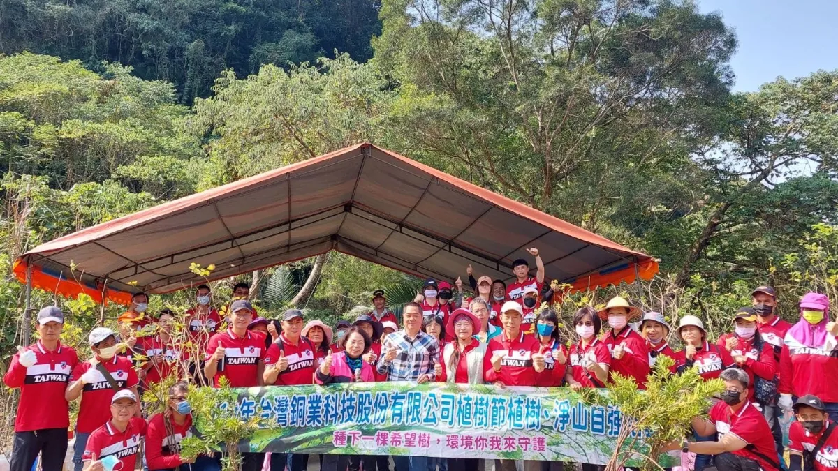 台灣銅業科技董事長魏千芸(中)親自率領全體夥伴,一同攜手種下五百多棵樹苗,以行動呼應植樹造林和碳排淨零。(圖/業者提供)