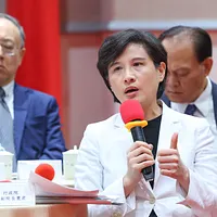 トランプ氏の関税戦争の最新進展について、トランプ氏とホワイトハウスの顧問チームによると、今回の税率統一政策は、「交渉が完了しておらず、貿易額が大きくない国々」が対象となり、これらの国々は主にアフリカ、カリブ海、および一部のアジアと中東地域から来ているとして、個別交渉ではなく「一体適用」とする方針を示した。(行政院副院長 鄭麗君氏が以前交渉団を率いて渡米した際の写真、顏麟宇撮影) トランプ氏の関税戦争の最新進展について、トランプ氏とホワイトハウスの顧問チームによると、今回の税率統一政策は、「交渉が完了しておらず、貿易額が大きくない国々」が対象となり、これらの国々は主にアフリカ、カリブ海、および一部のアジアと中東地域から来ているとして、個別交渉ではなく「一体適用」とする方針を示した。(行政院副院長 鄭麗君氏が以前交渉団を率いて渡米した際の写真、顏麟宇撮影)