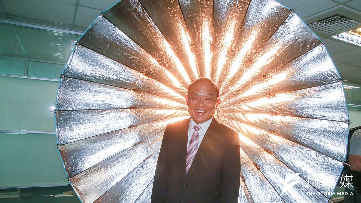 總統蔡英文出席活動不忘幫新北市長參選人蘇貞昌拉票,批評新北這些年建設與市民預期有落差,強調蘇若當選新北市長便可與中央合作。(資料照,陳明仁攝) 總統蔡英文出席活動不忘幫新北市長參選人蘇貞昌拉票,批評新北這些年建設與市民預期有落差,強調蘇若當選新北市長便可與中央合作。(資料照,陳明仁攝)