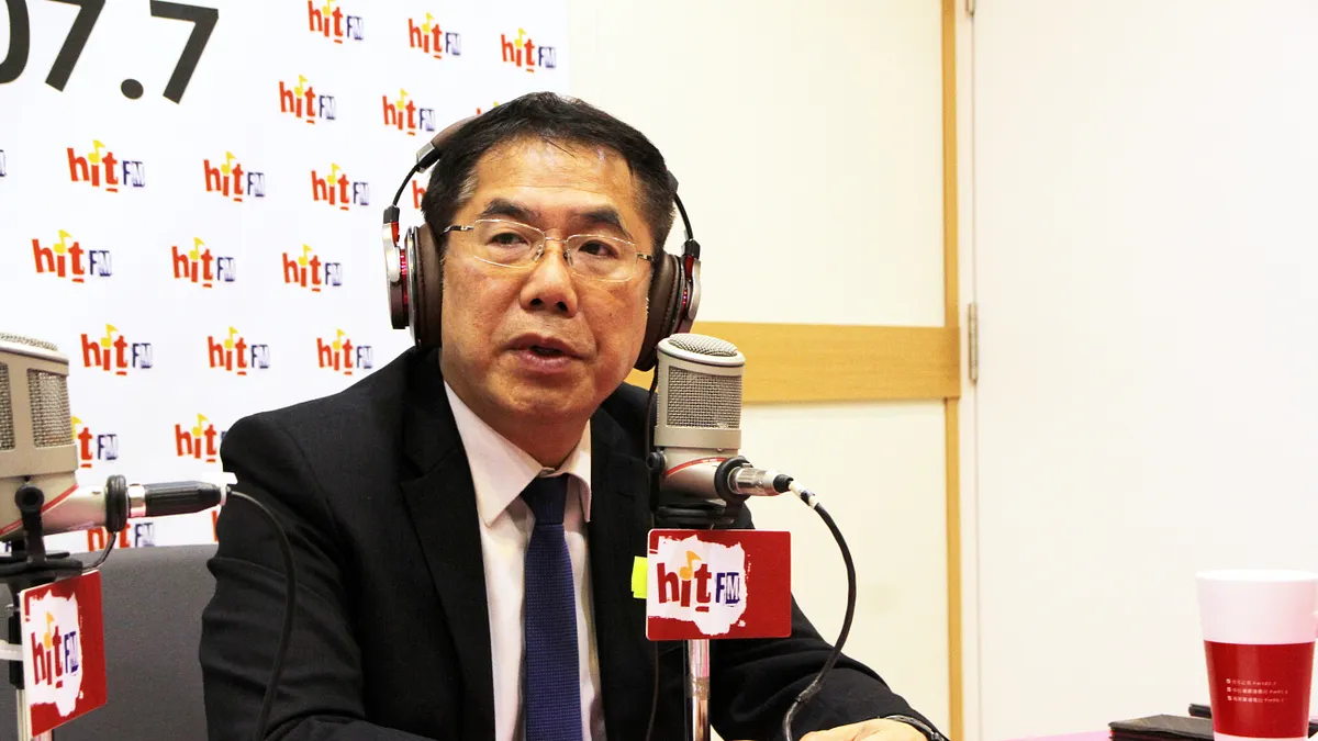 台南市長黃偉哲14日上午接受《周玉蔻嗆新聞》專訪,回應台南市議長郭信良被開除黨籍一事。(Hit Fm《周玉蔻嗆新聞》製作單位提供)