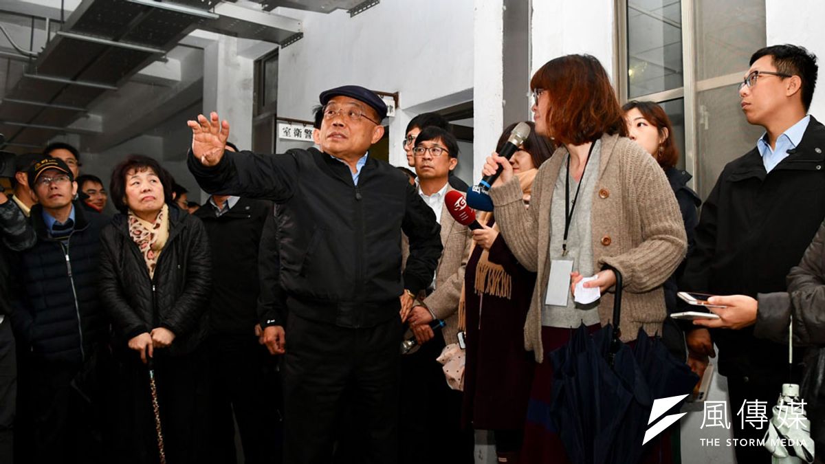 經過兩周養病,蘇貞昌(中)現身國家人權博物館美麗島特展。(行政院提供) 經過兩周養病,蘇貞昌(中)現身國家人權博物館美麗島特展。(行政院提供)