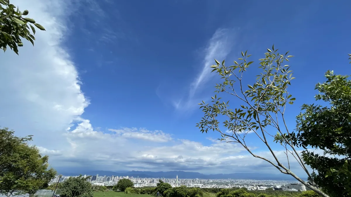 台中市政府推動「藍天白雲行動計畫」全方面管制空污,也讓台中市109年細懸浮微粒PM2.5年平均值降至15.4微克/立方公尺,相當接近國家空氣品質標準15微克/立方公尺,是本市歷年最佳空氣品質。(圖/臺中市政府環境保護局提供)