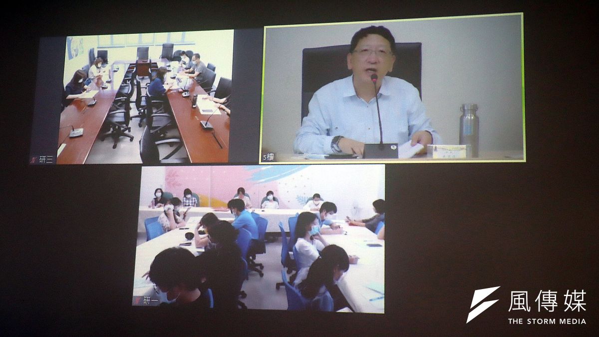 高雄市教育局長吳榕峯首次以視訊召開局務會議,區分三個會議場地以減少人員群聚。(圖/徐炳文攝) 高雄市教育局長吳榕峯首次以視訊召開局務會議,區分三個會議場地以減少人員群聚。(圖/徐炳文攝)