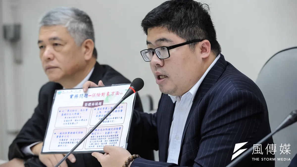 二代健保上路以來,逐筆計算收入課徵補充保費的制度造成不少問題,蔡易餘、莊瑞雄、施義芳與王定宇便召開記者會,呼籲改為由年度所得計算。(甘岱民攝)