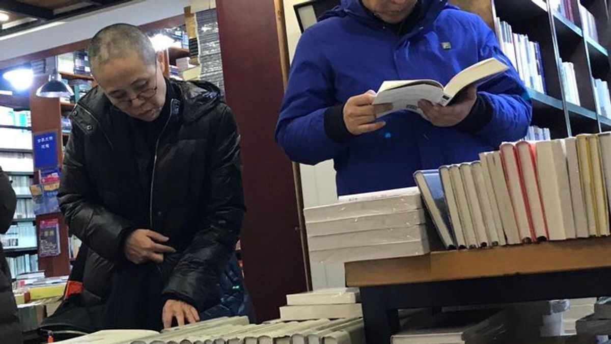 推特帳號「曉波助瀾會」11日轉貼劉霞在北京書店「萬聖書園」看書的照片。(取自曉波助瀾會推特) 推特帳號「曉波助瀾會」11日轉貼劉霞在北京書店「萬聖書園」看書的照片。(取自曉波助瀾會推特)