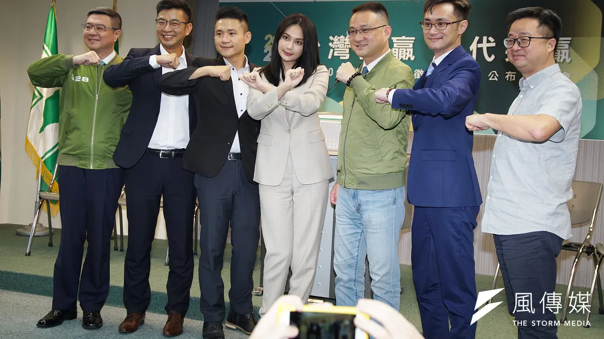 民進黨席卓榮泰率立委參選人出席民進黨立委徵召提名公布記者會。(盧逸峰攝)