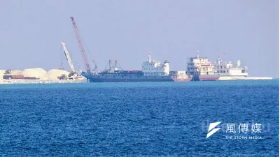 中國在赤瓜礁大規模填海,有多艘大噸位船隻作業,圖右端高腳屋上有衛星通訊設施。(南海研究論壇)