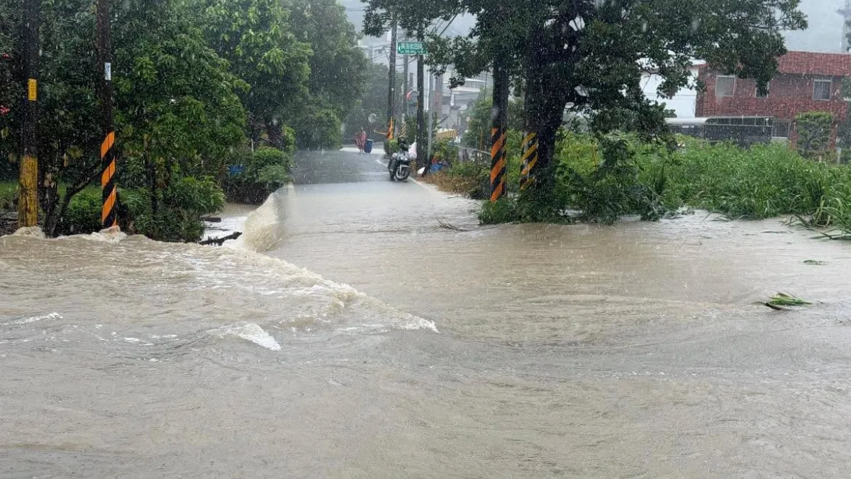 新竹縣連續豪雨造成竹北市淹水,導致有民眾不幸身亡。(圖/翻攝自鄭朝方臉書 )