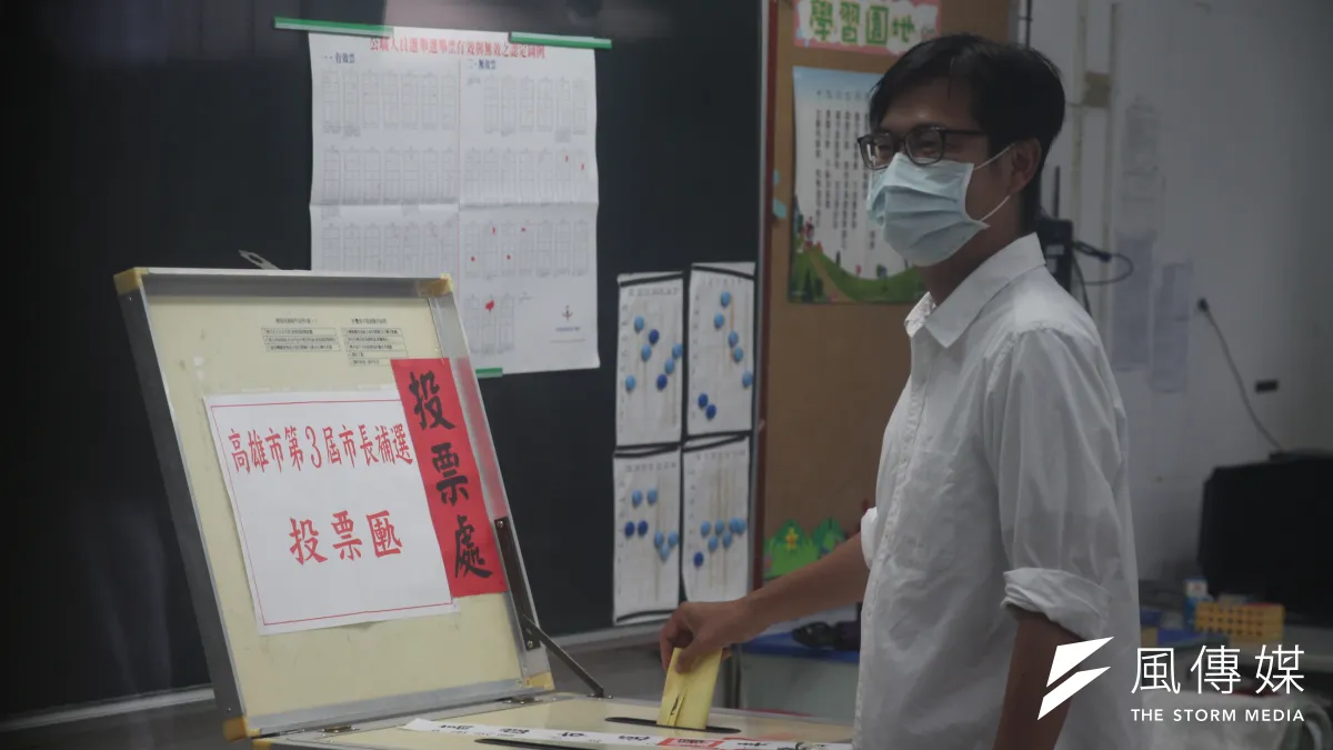 高雄市長補選15日登場,民進黨候選人陳其邁一早赴新莊國小投票。(黃信維攝)
