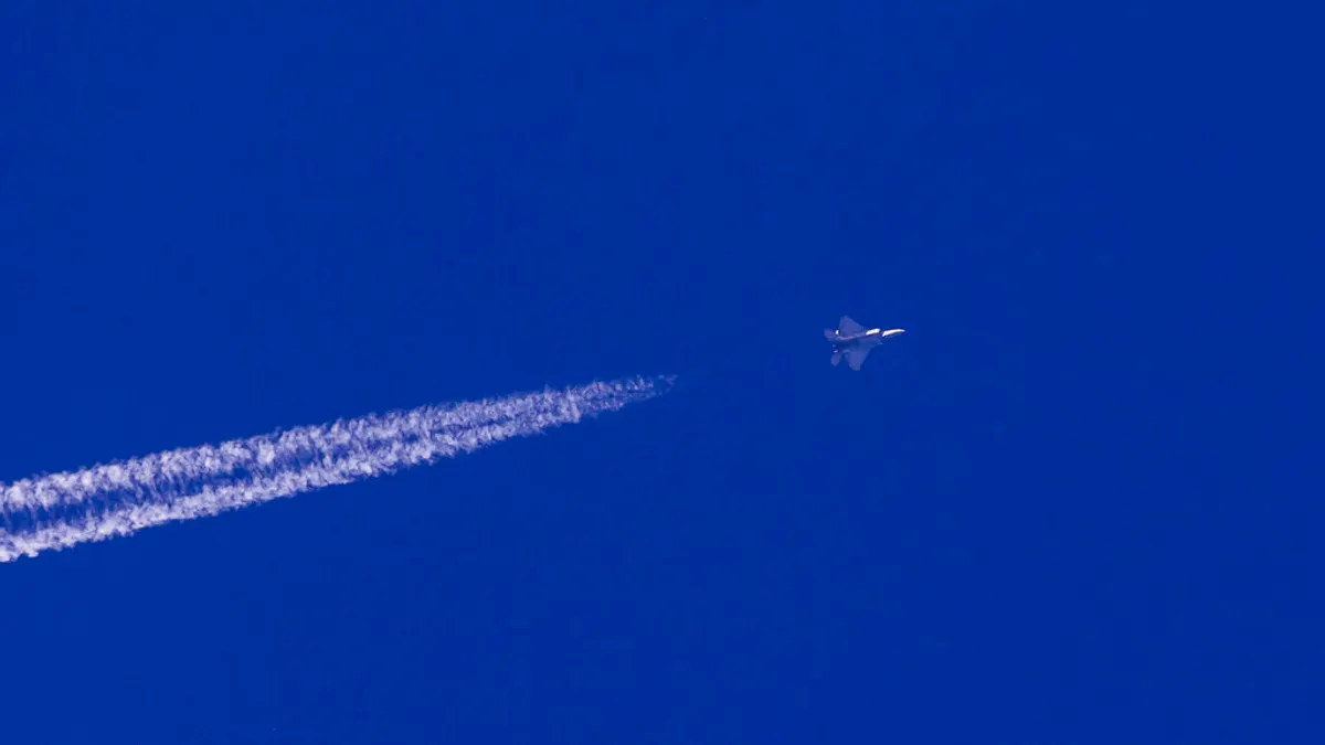 飛越美國本土上空,造成美中關係再度緊張的高空偵察氣球終於被F-22發射飛彈射下。(美聯社)