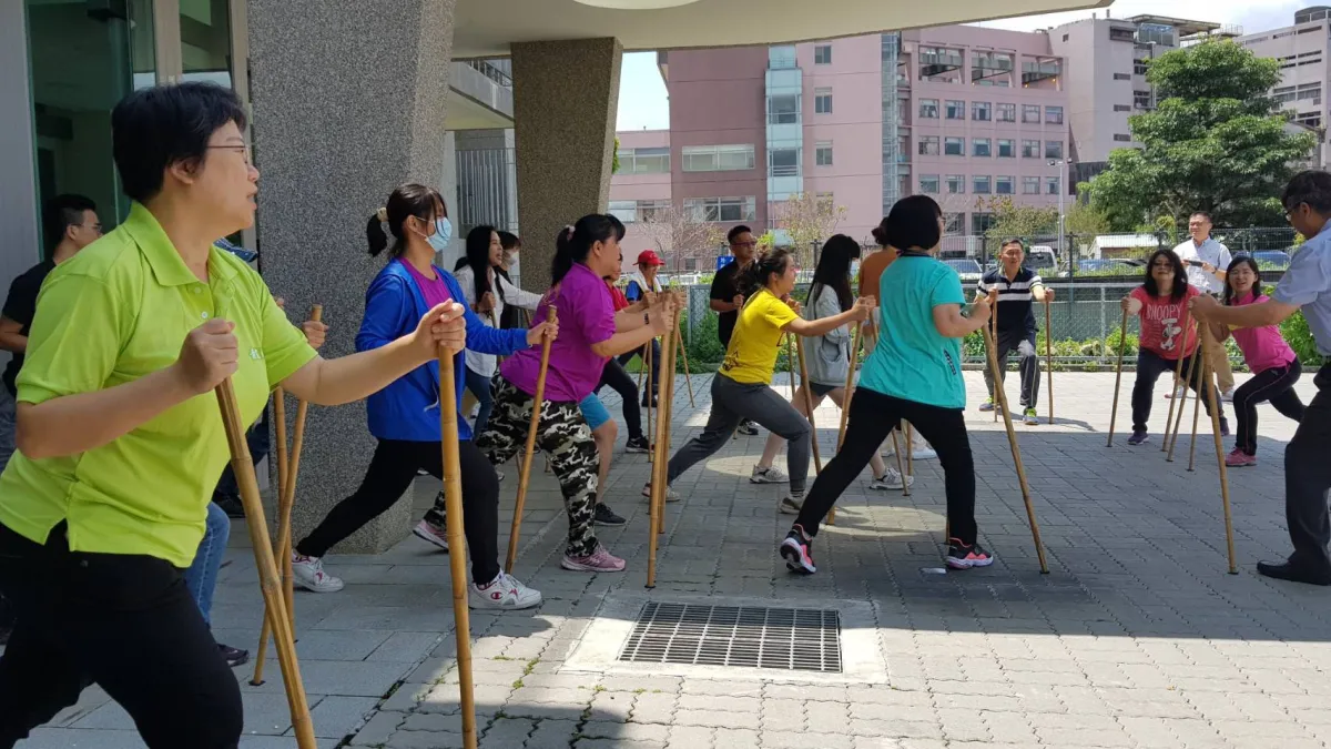 水土保持局南投分局結合臺灣不倒翁學校創辦人郭健中醫師、埔里基督教醫院長照教學中心、交大、暨大和众社會企業在埔里基督教醫院長照教學中心辦理「不倒翁竹製健走杖暨體驗設計工作坊」,鼓勵老人家平日運動外出體驗。(圖/水保局南投分局提供)