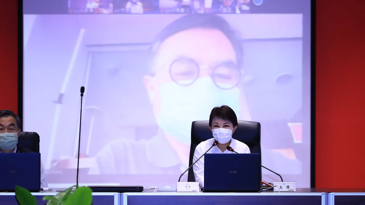 因應肺炎疫情防疫措施,台中市府24日市政會議限制參與人數並進行視訊會議。(圖/臺中市政府提供)
