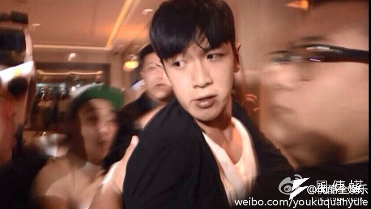 柯震東29日凌晨獲釋,險些與記者爆發衝突。(取自網路) 柯震東29日凌晨獲釋,險些與記者爆發衝突。(取自網路)