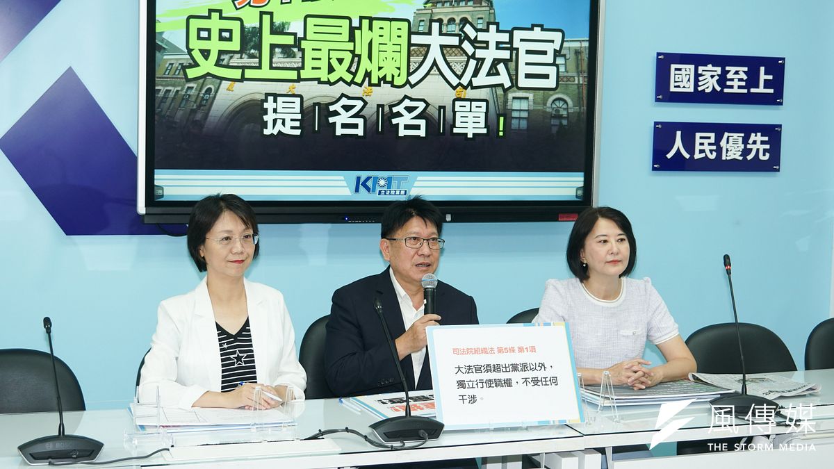 國民黨團立委翁曉玲(左一)提案將憲法訴訟法中部分條文中規定的「現有總額」進行變更。(資料照,蔡親傑攝) 國民黨團立委翁曉玲(左一)提案將憲法訴訟法中部分條文中規定的「現有總額」進行變更。(資料照,蔡親傑攝)