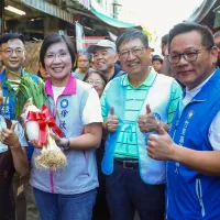 徐欣瑩訪竹東市場,受到攤商熱情歡迎,更有店家送上象徵勝選的蒜頭及「好彩頭」,祝福徐欣瑩順利當選新竹縣長。(圖/ 徐欣瑩辦公室提供 ) 徐欣瑩訪竹東市場,受到攤商熱情歡迎,更有店家送上象徵勝選的蒜頭及「好彩頭」,祝福徐欣瑩順利當選新竹縣長。(圖/ 徐欣瑩辦公室提供 )