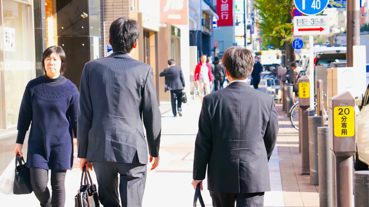 離開學校進入社會前,新鮮人要先接受一場殘酷的洗禮⋯⋯(圖/antoniotajuelo@flickr)