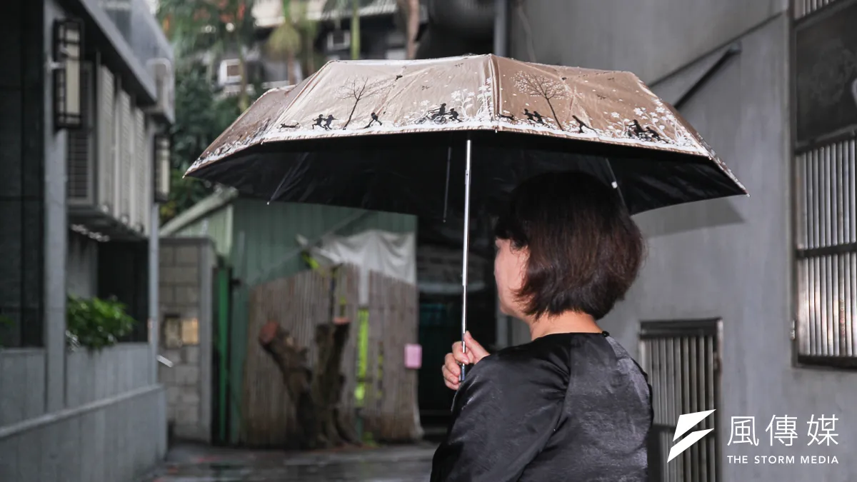 長照政策搞不定,會讓台灣社會陷入「中年流沙」的困境。(圖為照護失智老人的專業人員/曾原信攝)