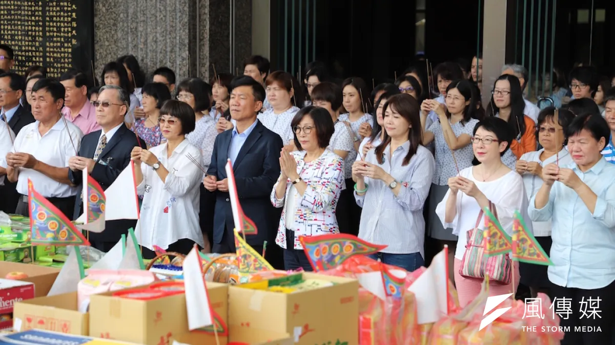 高雄市議會20日舉行中元普渡,儀式結合民俗、環保、公益、地方農產、節能,簡單隆重的祭拜塑造中元普渡新典範。(圖/徐炳文攝)