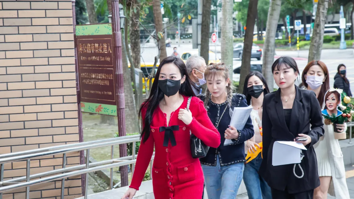 王子苓(中)、前主播李雅楹(左)和另一名陳姓友人上法院要討回清白。(圖/翻攝自FB/Chanel Linda)