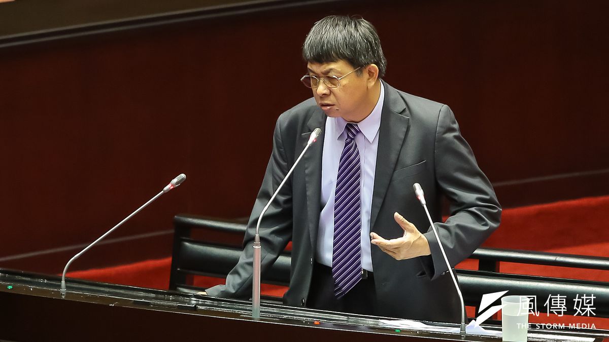 為了配合民進黨年金改革大戰略,食安專業的民進黨立委吳焜裕,最後只能到外交委員會。(資料照片,顏麟宇攝) 為了配合民進黨年金改革大戰略,食安專業的民進黨立委吳焜裕,最後只能到外交委員會。(資料照片,顏麟宇攝)