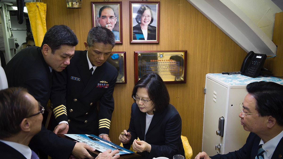總統蔡英文參觀海軍海虎軍艦官廳時,遞上文件的時任海豹軍艦艦長柳思巍(左二),即為潛艦外洩錄音中的柳廠長。(總統府提供) 總統蔡英文參觀海軍海虎軍艦官廳時,遞上文件的時任海豹軍艦艦長柳思巍(左二),即為潛艦外洩錄音中的柳廠長。(總統府提供)