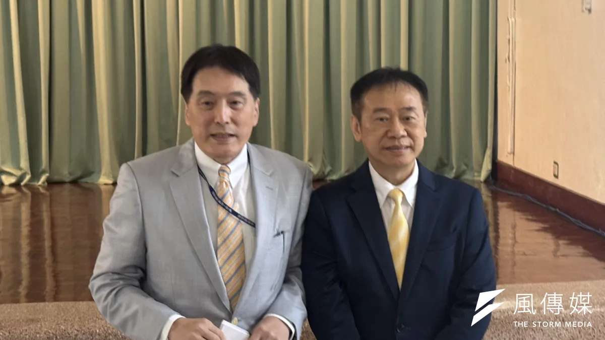 統一超商今日召開2025年度股東常會,董事長羅智先(左)以「一年比一年辛苦」開頭。(劉芯衣攝)
