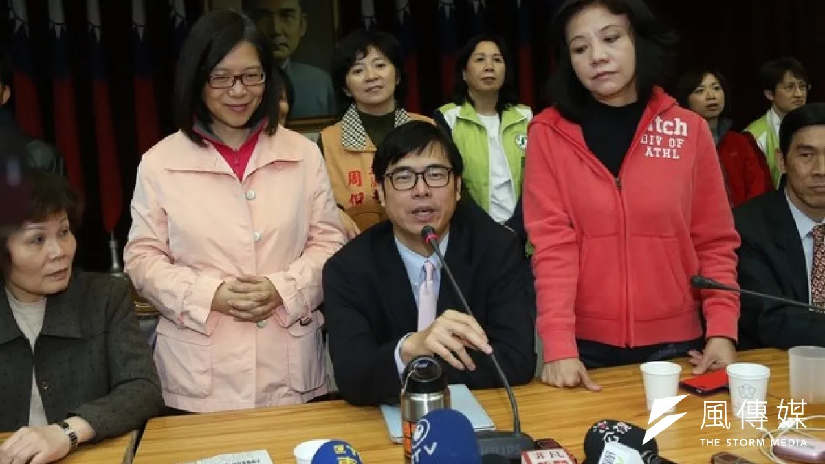立法院12日審查服貿藍綠對峙,議事停擺到12點左右,藍委改口要求立刻開會,但內政委員會召委、綠委陳其邁12日中午宣布下午繼續開會,再度引爆藍綠口水戰。(吳逸驊攝)
