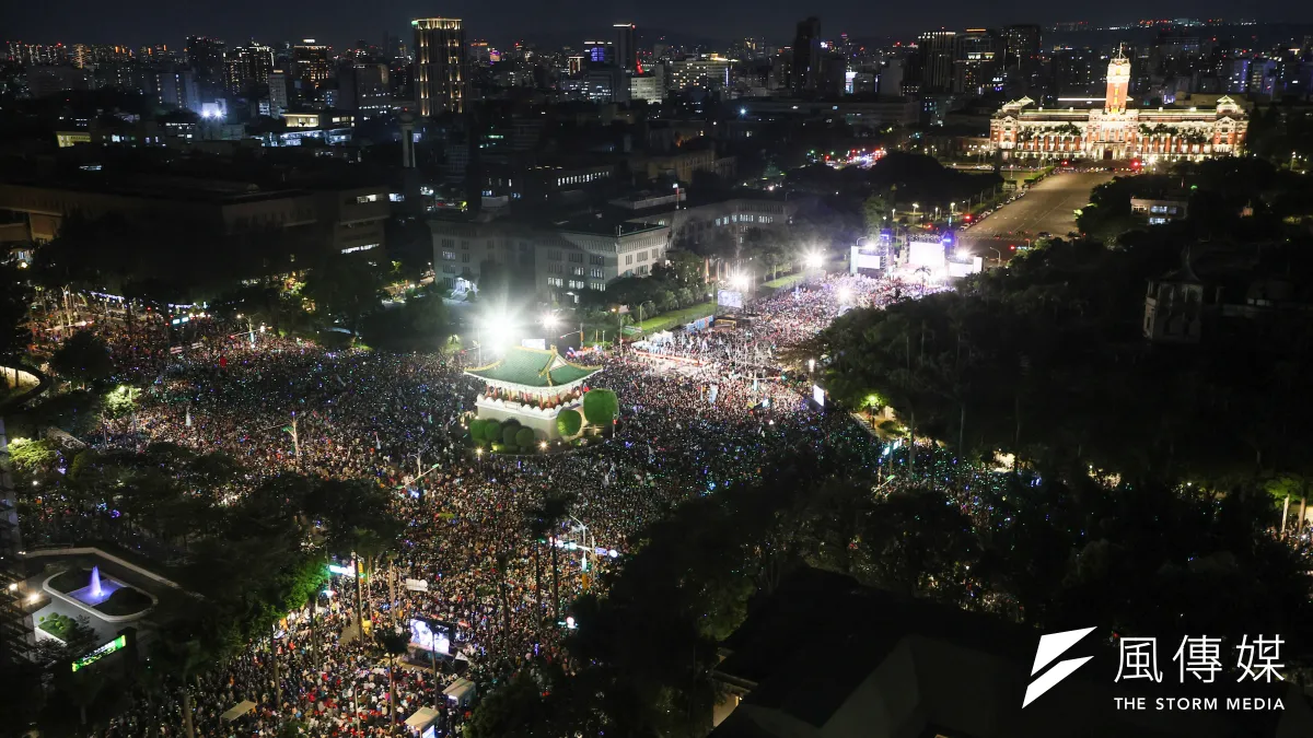 民眾黨12日於凱道舉辦選前之夜,現場湧入大批人潮。(顏麟宇攝)