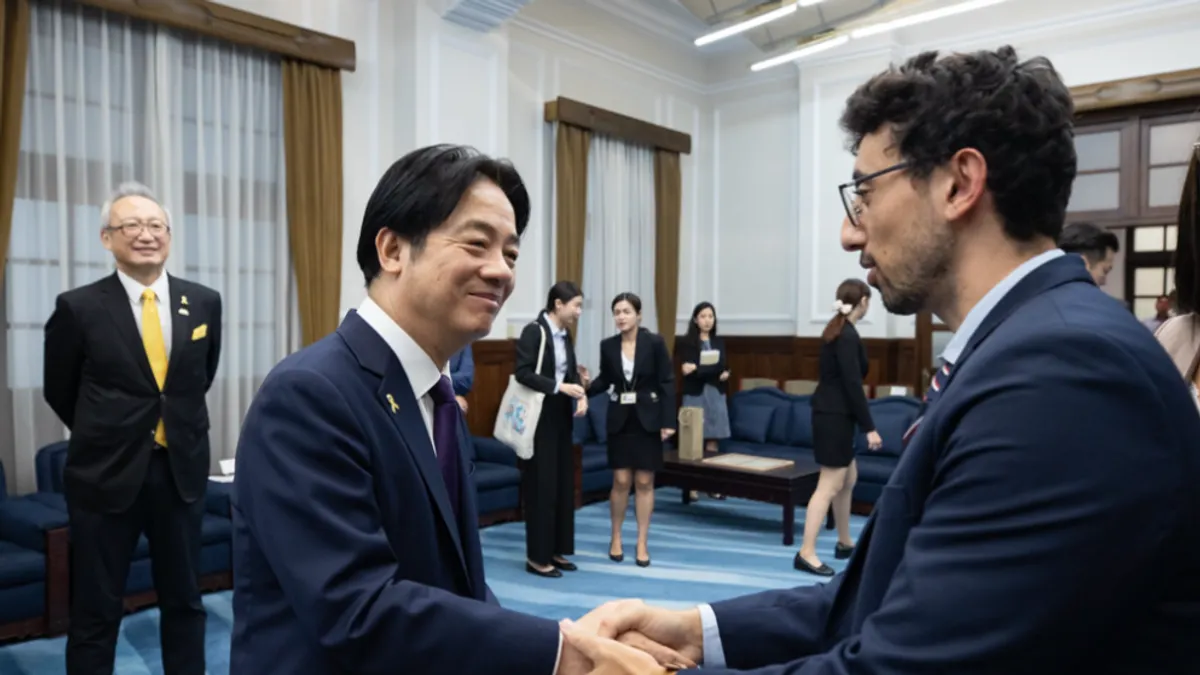 総統の頼清徳氏(左)は本日(16日)、「イスラエル国会の親台湾派議員グループの代表ボアズ・ビスムト氏率いる訪問団」と会見した。(写真/総統府提供) 総統の頼清徳氏(左)は本日(16日)、「イスラエル国会の親台湾派議員グループの代表ボアズ・ビスムト氏率いる訪問団」と会見した。(写真/総統府提供)