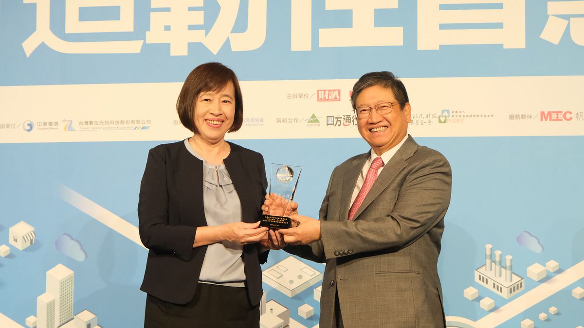 國發會副主委高仙桂頒發「智慧城市卓越貢獻獎-智慧治理」獎項給新竹縣長楊文科。(圖/新竹縣政府提供) 國發會副主委高仙桂頒發「智慧城市卓越貢獻獎-智慧治理」獎項給新竹縣長楊文科。(圖/新竹縣政府提供)