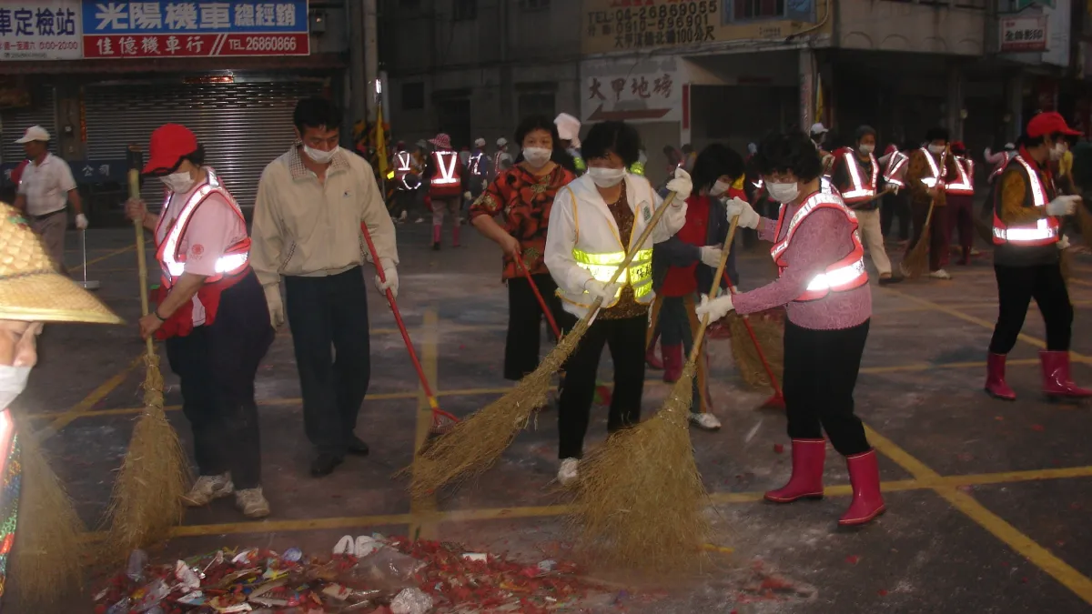 大甲媽祖遶境展開 千名環保志工掃街
