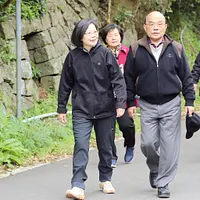 前総統・蔡英文(左)は3月18日、前行政院長・蘇貞昌(右)と一緒に山登りをし「共に歩み続ける」と呼びかけ、2026年の英蘇連盟の予備選挙布陣を連想させた。(資料写真、蔡英文のFacebookより) 前総統・蔡英文(左)は3月18日、前行政院長・蘇貞昌(右)と一緒に山登りをし「共に歩み続ける」と呼びかけ、2026年の英蘇連盟の予備選挙布陣を連想させた。(資料写真、蔡英文のFacebookより)
