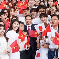 2025年4月28日、ベトナムのファム・ミン・チン首相がハノイで学生と写真撮影。(AP通信) 2025年4月28日、ベトナムのファム・ミン・チン首相がハノイで学生と写真撮影。(AP通信)