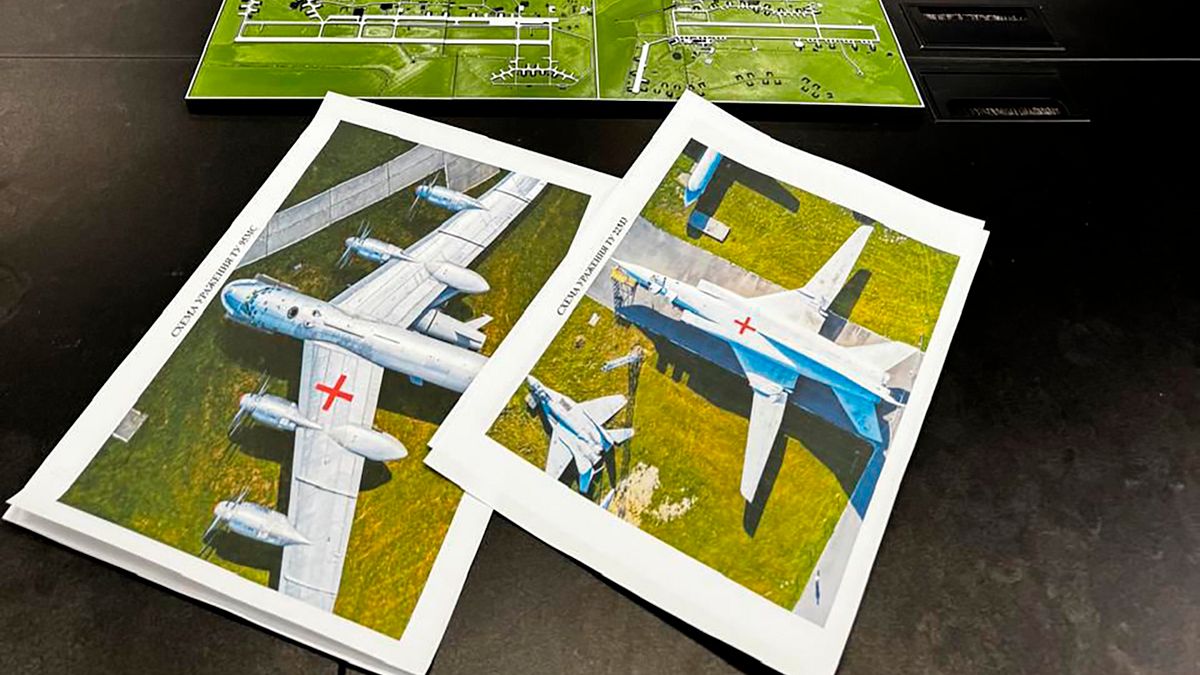 ウクライナ国家安全保障局の局長マリュク氏がロシアの戦略爆撃機の位置図を研究している。(AP通信) ウクライナ国家安全保障局の局長マリュク氏がロシアの戦略爆撃機の位置図を研究している。(AP通信)