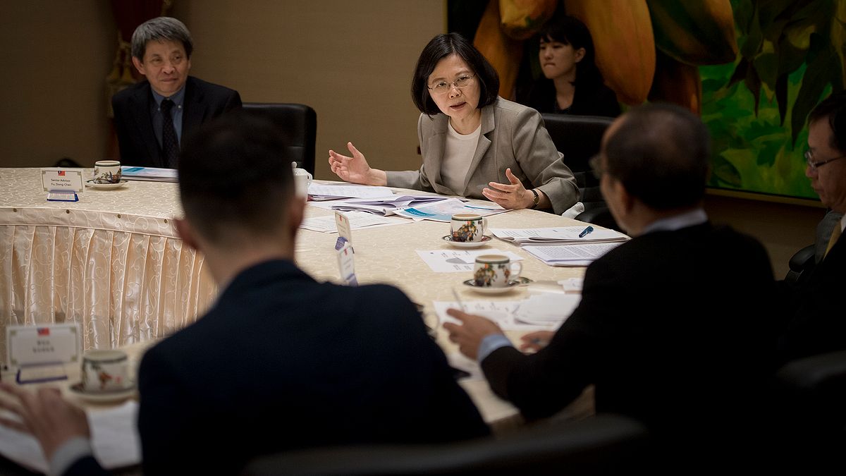 就職一周年,蔡政府最該做的是上一堂經濟學的課。圖為蔡英文總統5日在總統府,接受東南亞國家媒體聯訪。(總統府提供) 就職一周年,蔡政府最該做的是上一堂經濟學的課。圖為蔡英文總統5日在總統府,接受東南亞國家媒體聯訪。(總統府提供)