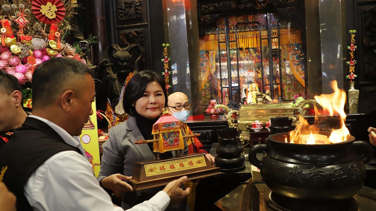 雲林縣長張麗善抽出獲得粉紅超跑迷你神轎得主。(圖/雲林縣政府民政處提供) 雲林縣長張麗善抽出獲得粉紅超跑迷你神轎得主。(圖/雲林縣政府民政處提供)