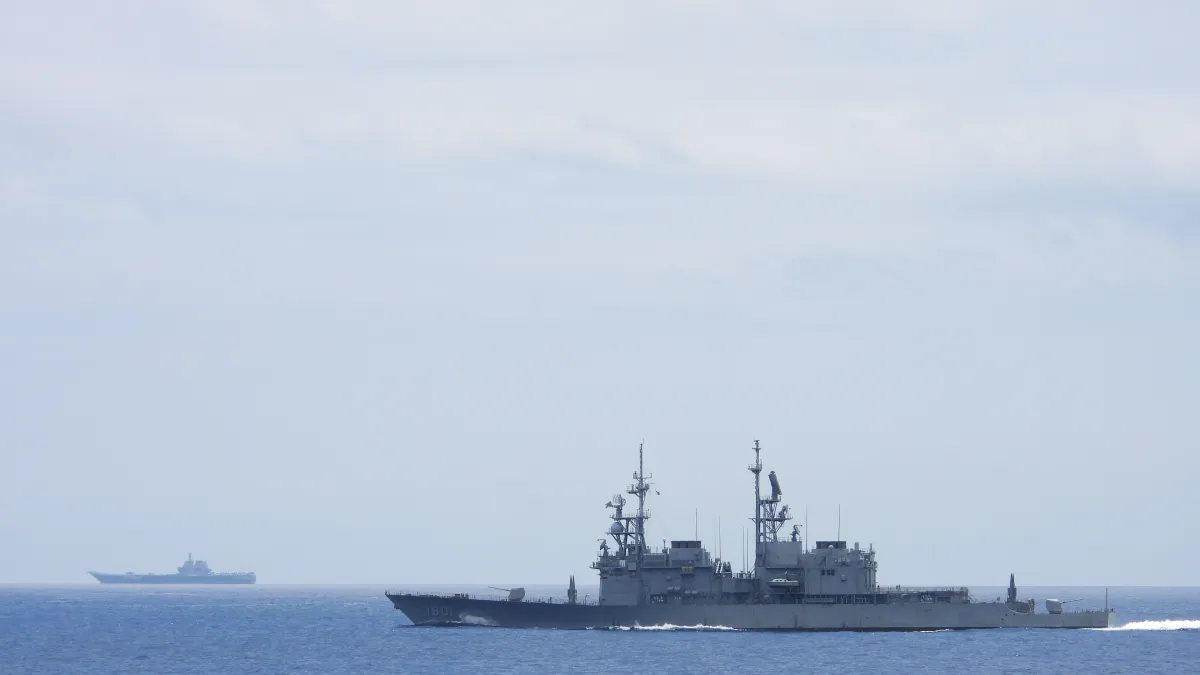 圖為海軍基隆軍艦,近期監控中共航艦CV-17山東艦畫面。(國防部提供)