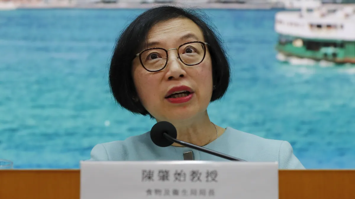 中國武漢爆發「神秘肺炎」,香港也出現疑似病例。2020年1月7日,港府食物及衞生局局長陳肇始說明(AP)