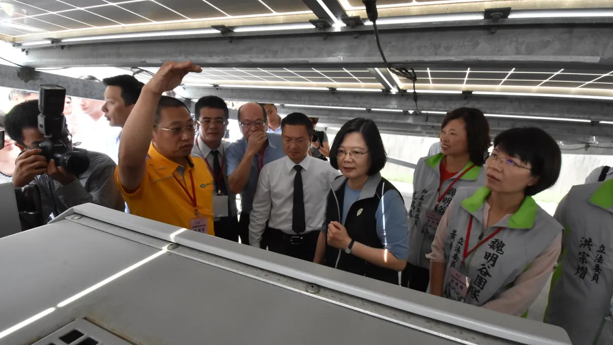 蔡英文總統視察彰化校園種電成果,聽取太陽能板應用現況。(圖/彰化縣政府提供)