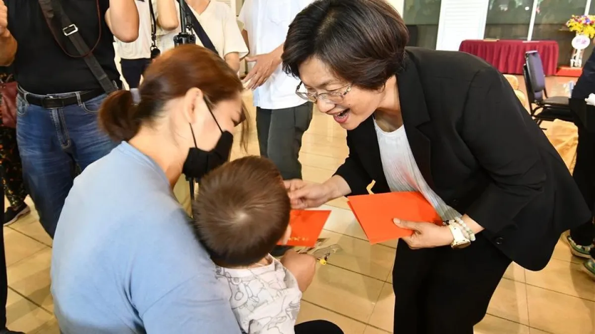 彰化縣府中庭辦理端午節慰問活動,王惠美縣長代表致贈關懷金、美味肉粽及物資給縣內經濟邊緣戶,讓民眾感受到端午佳節的溫暖氣氛。(圖/彰化縣政府)